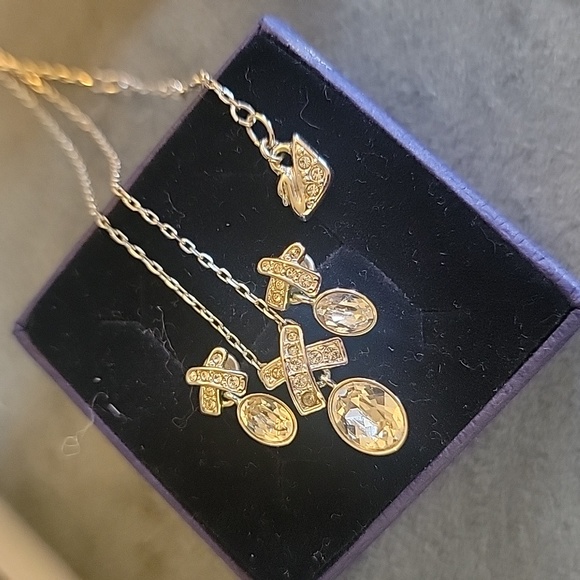 Swarovski set -- necklace and earrings - Picture 7 of 7